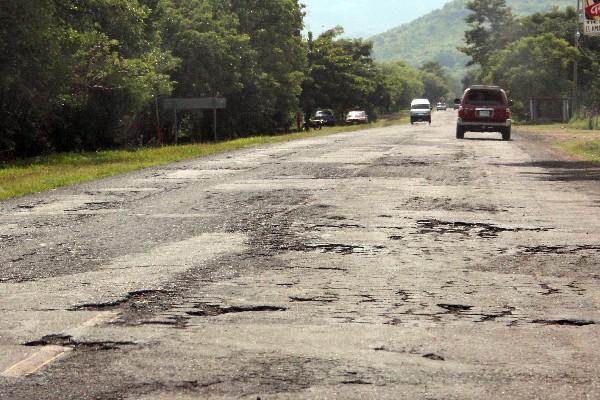 Tramo entre El Progreso y Asunción Mita,   Jutiapa, está lleno de baches.