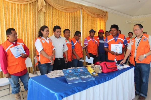 Vecinos de Sayaxché y Las Cruces fueron acreditados  para atender emergencias.