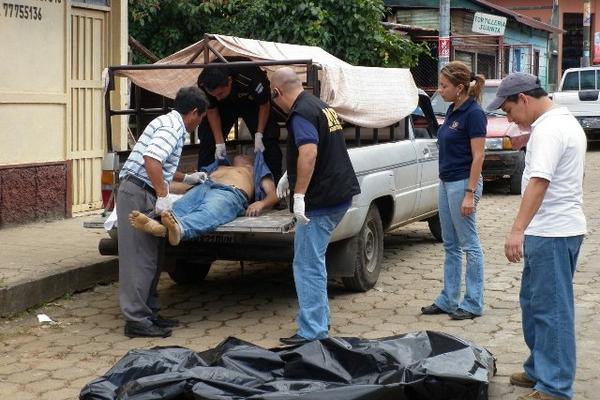 Fiscales del Ministerio Público trasladan el cadáver de un hombre que fue estrangulado en un sector de Nuevo Progreso, San Marcos. (Foto Prensa Libre: Alexander Coyoy)<br _mce_bogus="1"/>