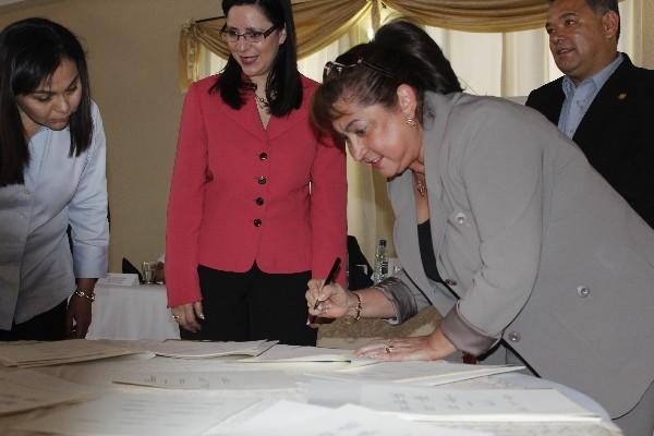 Rosa leal firma  convenio con los integrantes de la Mancomunidad del Valle, en Salamá.