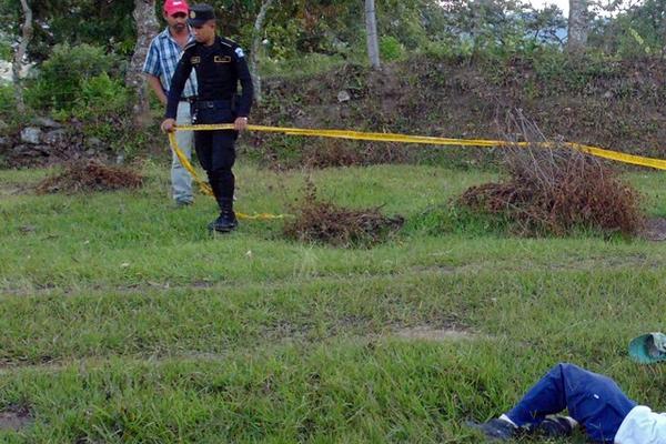 Autoridades resguardan el lugar donde murió baleado Lucas Antonio Ramírez, en la cabecera de Jalapa. (Foto Prensa Libre: Hugo Oliva)