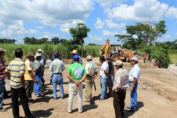 Pobladores de Retalhuleu dialogan con autoridades de Gobernación  sobre trabajos en ruta. (Foto Prensa Libre: Rolando Miranda)