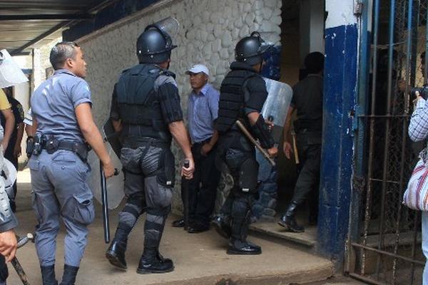 Agentes del SP ingresan a la Granja Penal Canadá, en Escuintla, donde 13 reos resultaron heridos en una riña. (Foto Prensa Libre: Enrique Paredes)<br _mce_bogus="1"/>