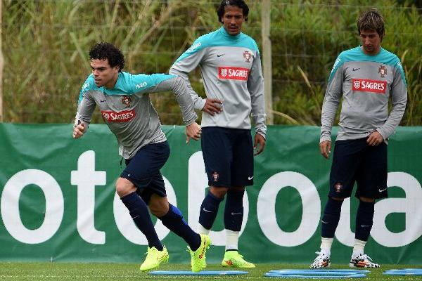 Pepe, Bruno Alves y Fabio Coentrao durante el entrenamiento de hoy en Obidos. (Foto Prensa Libre: AFP)