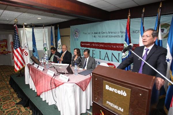 Hernán Delgado —en el podio—,  de la University Research Co. En la mesa, Rolando Hernández, Jorge Villavicencio,  Carolina Siu, directora del Incap,   y  Reinaldo Marttorel. (Foto Prensa Libre: EDWIN CASTRO)