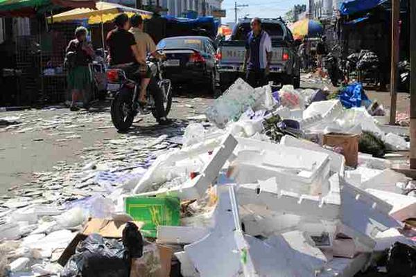 Vía de la ciudad de Escuintla se halla llena de basura, por incumplimiento de una empresa de realizar tren de aseo. (Foto Prensa Libre: Enrique Paredes)<br _mce_bogus="1"/>