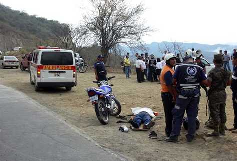 Los cuerpos de socorro permanecen en el lugar donde los hermanos fueron embestidos por el camión. (Foto Prensa Libre: Hugo Oliva)