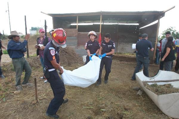 Socorristas retiran  el cuerpo del sexagenario que quedó tendido en un establo improvisado,  donde fue atacado por sujetos.