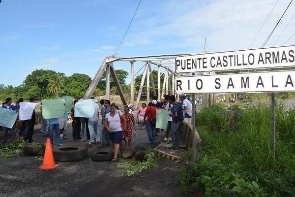 Maestros que exigen nombramientos bloquean el paso en el kilómetro 179 de la ruta a suroccidente, en Santa Cruz Muluá. (Foto Prensa Libre: Jorge Tizol) <br _mce_bogus="1"/>