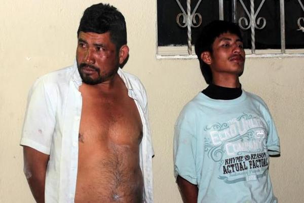 Padre e hijo fueron capturados por atacar a policías en Jalapa. (Foto Prensa Libre: Hugo Oliva)