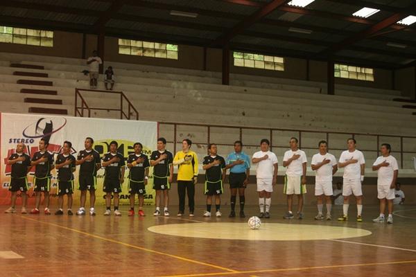 Periodistas de Alta Verapaz y candidatos a alcaldes y a diputados de distintos partidos compartieron un juego de futbol sala, en Cobán, Alta Verapaz. (Foto Prensa Libre: Ángel Martín Tax)<br _mce_bogus="1"/>