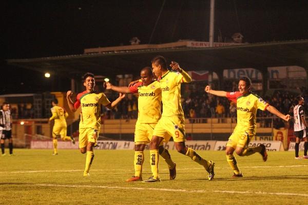 Jonny Brown, al centro, festeja con sus compañeros el tercer tanto para Marquense. (Foto Prensa Libre: Aroldo Marroquín)