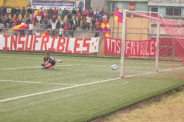 Édgar Carillo no pudo hacer nada ante el remate de Hipólito Fuentes para el tercer gol sampedrano. (Foto Prensa Libre: Aroldo Marroquín)