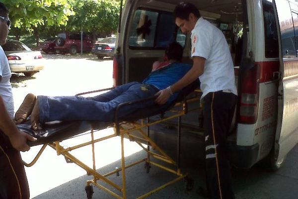 Uno de los motoristas heridos es trasladado al Hospital Regional de Coatepeque. (Foto Prensa Libre: Alexander Coyoy)<br _mce_bogus="1"/>