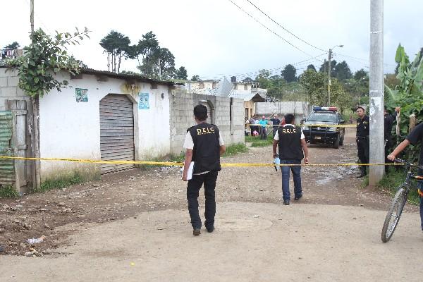 la policía resguarda la escena del crimen.