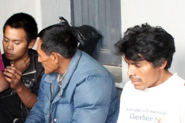 Los tres presuntos secuestradores capturados en Santa Cruz del Quiché. (Foto Prensa Libre: Óscar Figueroa)<br _mce_bogus="1"/>