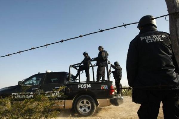 La Policía rastrea, el pasado lunes 28 de enero, el lugar donde aparecieron los cadáveres de los músicos desaparecidos. (Foto Prensa Libre: AFP)