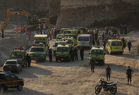 Bomberos y policías trabajan para rescatar a los obreros. (Foto Prensa Libre: Esbin García)