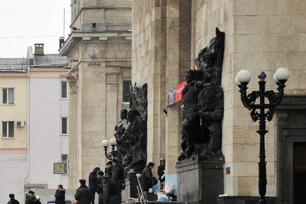 Varios cuerpos quedaron en entrada. (Foto Prensa Libre: AFP)