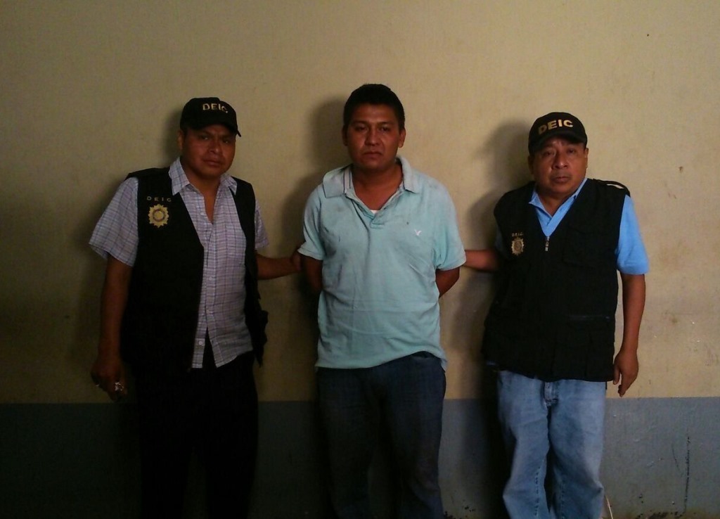 Pedro Isaías López Huex, de 29 años, es trasladado por agentes de la Policía Nacional Civil a la cárcel preventiva de Coatepeque, Quetzaltenango. (Foto Prensa Libre: Alexánder Coyoy)