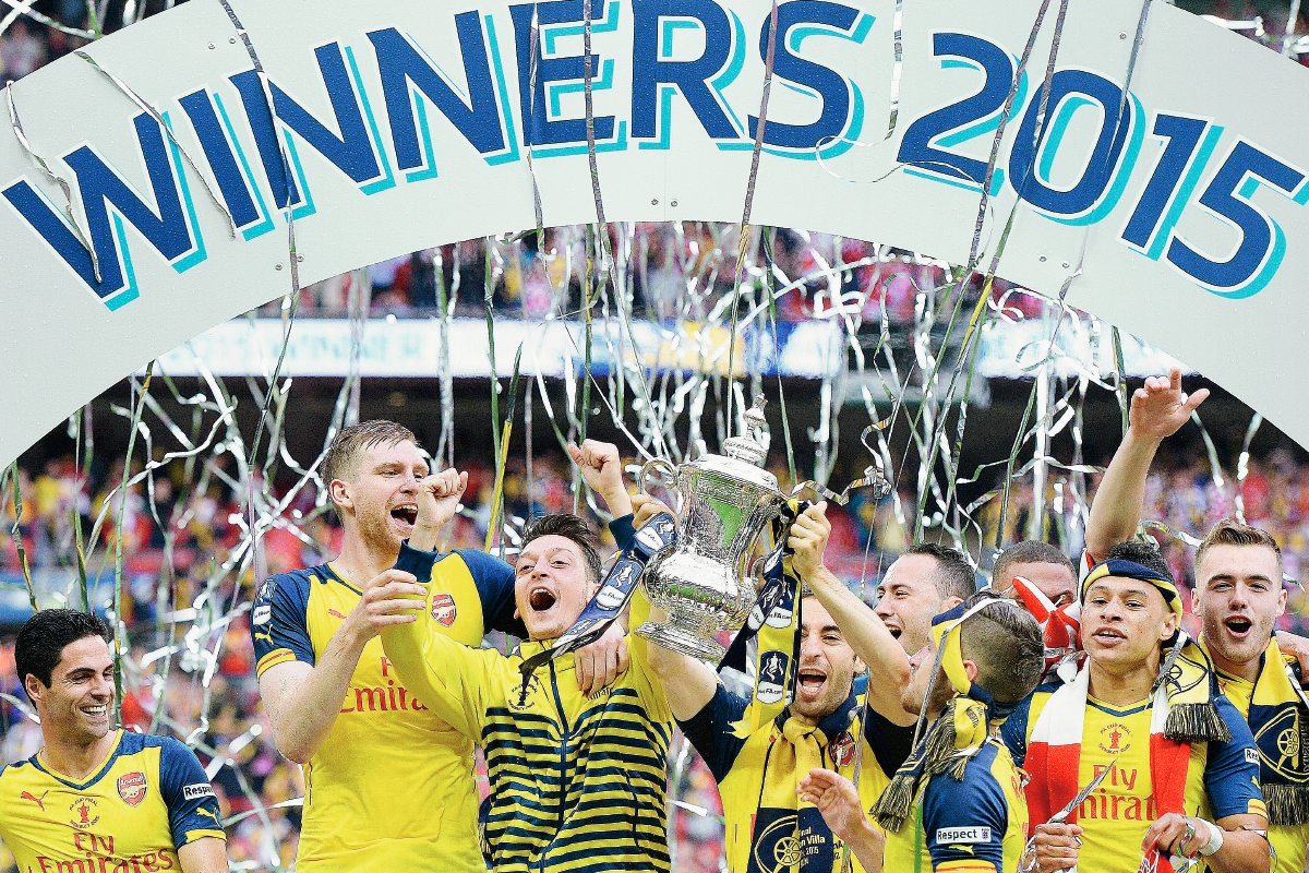 Los jugadores del Arsenal celebran con la Copa tras vencer en la final Aston Villa.  (Foto Prensa Libre: EFE)