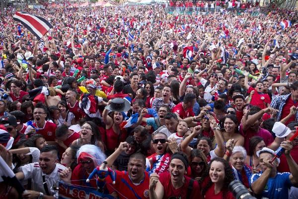 Seguidores de Costa Rica y Grecia durante el partido de octavos de final en Recife, Brasil. (Foto Prensa Libre: AP)