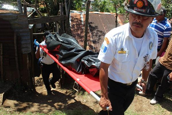 Socorristas trasladan el cadáver de un niño que fue localizado semidecapitado en su vivienda, en Coban, Alta Verapaz. (Foto Prensa Libre: Eduardo Sam)<br _mce_bogus="1"/>