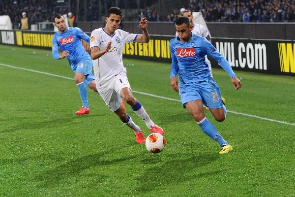 El jugador de Napoli, Faouzi Ghoulam, es marcado por Diego Reyes, del Oporto. (Foto Prensa Libre: EFE)