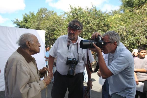 El artista —al centro—, durante la sesión fotográfica. (Foto Prensa Libre: Archivo)