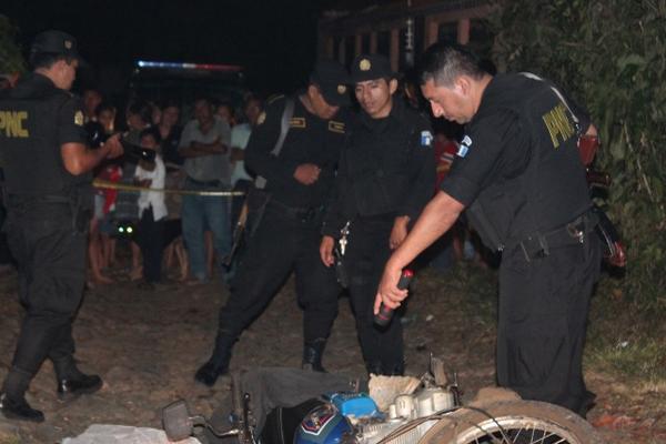 Policías verifican el área del incidente. (Foto Prensa Libre: Alex Coyoy)