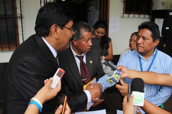 El exalcalde Adolfo Vivar se disculpó con el periodista Julio Sican al concluir una audiencia en un juzgado de Sacatepéquez. (Foto Prensa Libre: Miguel López)