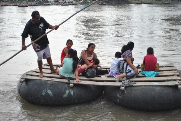 En el río Suchiate,  a diario cruzan    personas sin documentación alguna.