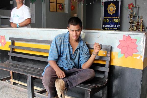 Un hombre que dijo llamarse Cruz Antonio Enríquez Nájera fue detenido por partar arma de fuego sin licencia en Jalapa. (Foto Prensa Libre: Hugo Oliva)<div style="position: absolute; left: -10000px; top: 0px; width: 1px; height: 1px; overflow: hidden;" _mce_style="position: absolute; left: -10000px; top: 0px; width: 1px; height: 1px; overflow: hidden;" class="mcePaste" id="_mcePaste"><!--[if gte mso 9]><xml> <o:officedocumentsettings>  <o:relyonvml></o:relyonvml>  <o:allowpng></o:allowpng> </o:officedocumentsettings></xml>< ![endif]--><!--[if gte mso 9]><xml> <w:worddocument>  <w:view>Normal</w:view>  <w:zoom>0</w:zoom>  <w:trackmoves></w:trackmoves>  <w:trackformatting></w:trackformatting>  <w:hyphenationzone>21</w:hyphenationzone>  <w:punctuationkerning></w:punctuationkerning>  <w:validateagainstschemas></w:validateagainstschemas>  <w:saveifxmlinvalid>false</w:saveifxmlinvalid>  <w:ignoremixedcontent>false</w:ignoremixedcontent>  <w:alwaysshowplaceholdertext>false</w:alwaysshowplaceholdertext>  <w:donotpromoteqf></w:donotpromoteqf>  <w:lidthemeother>ES-GT</w:lidthemeother>  <w:lidthemeasian>X-NONE</w:lidthemeasian>  <w:lidthemecomplexscript>X-NONE</w:lidthemecomplexscript>  <w:compatibility>   <w:breakwrappedtables></w:breakwrappedtables>   <w:snaptogridincell></w:snaptogridincell>   <w:wraptextwithpunct></w:wraptextwithpunct>   <w:useasianbreakrules></w:useasianbreakrules>   <w:dontgrowautofit></w:dontgrowautofit>   <w:splitpgbreakandparamark></w:splitpgbreakandparamark>   <w:enableopentypekerning></w:enableopentypekerning>   <w:dontflipmirrorindents></w:dontflipmirrorindents>   <w:overridetablestylehps></w:overridetablestylehps>  </w:compatibility>  <m:mathpr>   <m:mathfont m:val="Cambria Math"></m:mathfont>   <m:brkbin m:val="before"></m:brkbin>   <m:brkbinsub m:val="--"></m:brkbinsub>   <m:smallfrac m:val="off"></m:smallfrac>   <m:dispdef></m:dispdef>   <m:lmargin m:val="0"></m:lmargin>   <m:rmargin m:val="0"></m:rmargin>   <m:defjc m:val="centerGroup"></m:defjc>   <m:wrapindent m:val="1440"></m:wrapindent>   <m:intlim m:val="subSup"></m:intlim>   <m:narylim m:val="undOvr"></m:narylim>  </m:mathpr></w:worddocument></xml>< ![endif]--><!--[if gte mso 9]><xml> <w:latentstyles DefLockedState="false" DefUnhideWhenUsed="true"  DefSemiHidden="true" DefQFormat="false" DefPriority="99"  LatentStyleCount="267">  <w:lsdexception Locked="false" Priority="0" SemiHidden="false"   UnhideWhenUsed="false" QFormat="true" Name="Normal"></w:lsdexception>  <w:lsdexception Locked="false" Priority="9" SemiHidden="false"   UnhideWhenUsed="false" QFormat="true" Name="heading 1"></w:lsdexception>  <w:lsdexception Locked="false" Priority="9" QFormat="true" Name="heading 2"></w:lsdexception>  <w:lsdexception Locked="false" Priority="9" QFormat="true" Name="heading 3"></w:lsdexception>  <w:lsdexception Locked="false" Priority="9" QFormat="true" Name="heading 4"></w:lsdexception>  <w:lsdexception Locked="false" Priority="9" QFormat="true" Name="heading 5"></w:lsdexception>  <w:lsdexception Locked="false" Priority="9" QFormat="true" Name="heading 6"></w:lsdexception>  <w:lsdexception Locked="false" Priority="9" QFormat="true" Name="heading 7"></w:lsdexception>  <w:lsdexception Locked="false" Priority="9" QFormat="true" Name="heading 8"></w:lsdexception>  <w:lsdexception Locked="false" Priority="9" QFormat="true" Name="heading 9"></w:lsdexception>  <w:lsdexception Locked="false" Priority="39" Name="toc 1"></w:lsdexception>  <w:lsdexception Locked="false" Priority="39" Name="toc 2"></w:lsdexception>  <w:lsdexception Locked="false" Priority="39" Name="toc 3"></w:lsdexception>  <w:lsdexception Locked="false" Priority="39" Name="toc 4"></w:lsdexception>  <w:lsdexception Locked="false" Priority="39" Name="toc 5"></w:lsdexception>  <w:lsdexception Locked="false" Priority="39" Name="toc 6"></w:lsdexception>  <w:lsdexception Locked="false" Priority="39" Name="toc 7"></w:lsdexception>  <w:lsdexception Locked="false" Priority="39" Name="toc 8"></w:lsdexception>  <w:lsdexception Locked="false" Priority="39" Name="toc 9"></w:lsdexception>  <w:lsdexception Locked="false" Priority="35" QFormat="true" Name="caption"></w:lsdexception>  <w:lsdexception Locked="false" Priority="10" SemiHidden="false"   UnhideWhenUsed="false" QFormat="true" Name="Title"></w:lsdexception>  <w:lsdexception Locked="false" Priority="1" Name="Default Paragraph Font"></w:lsdexception>  <w:lsdexception Locked="false" Priority="11" SemiHidden="false"   UnhideWhenUsed="false" QFormat="true" Name="Subtitle"></w:lsdexception>  <w:lsdexception Locked="false" Priority="22" SemiHidden="false"   UnhideWhenUsed="false" QFormat="true" Name="Strong"></w:lsdexception>  <w:lsdexception Locked="false" Priority="20" SemiHidden="false"   UnhideWhenUsed="false" QFormat="true" Name="Emphasis"></w:lsdexception>  <w:lsdexception Locked="false" Priority="59" SemiHidden="false"   UnhideWhenUsed="false" Name="Table Grid"></w:lsdexception>  <w:lsdexception Locked="false" UnhideWhenUsed="false" Name="Placeholder Text"></w:lsdexception>  <w:lsdexception Locked="false" Priority="1" SemiHidden="false"   UnhideWhenUsed="false" QFormat="true" Name="No Spacing"></w:lsdexception>  <w:lsdexception Locked="false" Priority="60" SemiHidden="false"   UnhideWhenUsed="false" Name="Light Shading"></w:lsdexception>  <w:lsdexception Locked="false" Priority="61" SemiHidden="false"   UnhideWhenUsed="false" Name="Light List"></w:lsdexception>  <w:lsdexception Locked="false" Priority="62" SemiHidden="false"   UnhideWhenUsed="false" Name="Light Grid"></w:lsdexception>  <w:lsdexception Locked="false" Priority="63" SemiHidden="false"   UnhideWhenUsed="false" Name="Medium Shading 1"></w:lsdexception>  <w:lsdexception Locked="false" Priority="64" SemiHidden="false"   UnhideWhenUsed="false" Name="Medium Shading 2"></w:lsdexception>  <w:lsdexception Locked="false" Priority="65" SemiHidden="false"   UnhideWhenUsed="false" Name="Medium List 1"></w:lsdexception>  <w:lsdexception Locked="false" Priority="66" SemiHidden="false"   UnhideWhenUsed="false" Name="Medium List 2"></w:lsdexception>  <w:lsdexception Locked="false" Priority="67" SemiHidden="false"   UnhideWhenUsed="false" Name="Medium Grid 1"></w:lsdexception>  <w:lsdexception Locked="false" Priority="68" SemiHidden="false"   UnhideWhenUsed="false" Name="Medium Grid 2"></w:lsdexception>  <w:lsdexception Locked="false" Priority="69" SemiHidden="false"   UnhideWhenUsed="false" Name="Medium Grid 3"></w:lsdexception>  <w:lsdexception Locked="false" Priority="70" SemiHidden="false"   UnhideWhenUsed="false" Name="Dark List"></w:lsdexception>  <w:lsdexception Locked="false" Priority="71" SemiHidden="false"   UnhideWhenUsed="false" Name="Colorful Shading"></w:lsdexception>  <w:lsdexception Locked="false" Priority="72" SemiHidden="false"   UnhideWhenUsed="false" Name="Colorful List"></w:lsdexception>  <w:lsdexception Locked="false" Priority="73" SemiHidden="false"   UnhideWhenUsed="false" Name="Colorful Grid"></w:lsdexception>  <w:lsdexception Locked="false" Priority="60" SemiHidden="false"   UnhideWhenUsed="false" Name="Light Shading Accent 1"></w:lsdexception>  <w:lsdexception Locked="false" Priority="61" SemiHidden="false"   UnhideWhenUsed="false" Name="Light List Accent 1"></w:lsdexception>  <w:lsdexception Locked="false" Priority="62" SemiHidden="false"   UnhideWhenUsed="false" Name="Light Grid Accent 1"></w:lsdexception>  <w:lsdexception Locked="false" Priority="63" SemiHidden="false"   UnhideWhenUsed="false" Name="Medium Shading 1 Accent 1"></w:lsdexception>  <w:lsdexception Locked="false" Priority="64" SemiHidden="false"   UnhideWhenUsed="false" Name="Medium Shading 2 Accent 1"></w:lsdexception>  <w:lsdexception Locked="false" Priority="65" SemiHidden="false"   UnhideWhenUsed="false" Name="Medium List 1 Accent 1"></w:lsdexception>  <w:lsdexception Locked="false" UnhideWhenUsed="false" Name="Revision"></w:lsdexception>  <w:lsdexception Locked="false" Priority="34" SemiHidden="false"   UnhideWhenUsed="false" QFormat="true" Name="List Paragraph"></w:lsdexception>  <w:lsdexception Locked="false" Priority="29" SemiHidden="false"   UnhideWhenUsed="false" QFormat="true" Name="Quote"></w:lsdexception>  <w:lsdexception Locked="false" Priority="30" SemiHidden="false"   UnhideWhenUsed="false" QFormat="true" Name="Intense Quote"></w:lsdexception>  <w:lsdexception Locked="false" Priority="66" SemiHidden="false"   UnhideWhenUsed="false" Name="Medium List 2 Accent 1"></w:lsdexception>  <w:lsdexception Locked="false" Priority="67" SemiHidden="false"   UnhideWhenUsed="false" Name="Medium Grid 1 Accent 1"></w:lsdexception>  <w:lsdexception Locked="false" Priority="68" SemiHidden="false"   UnhideWhenUsed="false" Name="Medium Grid 2 Accent 1"></w:lsdexception>  <w:lsdexception Locked="false" Priority="69" SemiHidden="false"   UnhideWhenUsed="false" Name="Medium Grid 3 Accent 1"></w:lsdexception>  <w:lsdexception Locked="false" Priority="70" SemiHidden="false"   UnhideWhenUsed="false" Name="Dark List Accent 1"></w:lsdexception>  <w:lsdexception Locked="false" Priority="71" SemiHidden="false"   UnhideWhenUsed="false" Name="Colorful Shading Accent 1"></w:lsdexception>  <w:lsdexception Locked="false" Priority="72" SemiHidden="false"   UnhideWhenUsed="false" Name="Colorful List Accent 1"></w:lsdexception>  <w:lsdexception Locked="false" Priority="73" SemiHidden="false"   UnhideWhenUsed="false" Name="Colorful Grid Accent 1"></w:lsdexception>  <w:lsdexception Locked="false" Priority="60" SemiHidden="false"   UnhideWhenUsed="false" Name="Light Shading Accent 2"></w:lsdexception>  <w:lsdexception Locked="false" Priority="61" SemiHidden="false"   UnhideWhenUsed="false" Name="Light List Accent 2"></w:lsdexception>  <w:lsdexception Locked="false" Priority="62" SemiHidden="false"   UnhideWhenUsed="false" Name="Light Grid Accent 2"></w:lsdexception>  <w:lsdexception Locked="false" Priority="63" SemiHidden="false"   UnhideWhenUsed="false" Name="Medium Shading 1 Accent 2"></w:lsdexception>  <w:lsdexception Locked="false" Priority="64" SemiHidden="false"   UnhideWhenUsed="false" Name="Medium Shading 2 Accent 2"></w:lsdexception>  <w:lsdexception Locked="false" Priority="65" SemiHidden="false"   UnhideWhenUsed="false" Name="Medium List 1 Accent 2"></w:lsdexception>  <w:lsdexception Locked="false" Priority="66" SemiHidden="false"   UnhideWhenUsed="false" Name="Medium List 2 Accent 2"></w:lsdexception>  <w:lsdexception Locked="false" Priority="67" SemiHidden="false"   UnhideWhenUsed="false" Name="Medium Grid 1 Accent 2"></w:lsdexception>  <w:lsdexception Locked="false" Priority="68" SemiHidden="false"   UnhideWhenUsed="false" Name="Medium Grid 2 Accent 2"></w:lsdexception>  <w:lsdexception Locked="false" Priority="69" SemiHidden="false"   UnhideWhenUsed="false" Name="Medium Grid 3 Accent 2"></w:lsdexception>  <w:lsdexception Locked="false" Priority="70" SemiHidden="false"   UnhideWhenUsed="false" Name="Dark List Accent 2"></w:lsdexception>  <w:lsdexception Locked="false" Priority="71" SemiHidden="false"   UnhideWhenUsed="false" Name="Colorful Shading Accent 2"></w:lsdexception>  <w:lsdexception Locked="false" Priority="72" SemiHidden="false"   UnhideWhenUsed="false" Name="Colorful List Accent 2"></w:lsdexception>  <w:lsdexception Locked="false" Priority="73" SemiHidden="false"   UnhideWhenUsed="false" Name="Colorful Grid Accent 2"></w:lsdexception>  <w:lsdexception Locked="false" Priority="60" SemiHidden="false"   UnhideWhenUsed="false" Name="Light Shading Accent 3"></w:lsdexception>  <w:lsdexception Locked="false" Priority="61" SemiHidden="false"   UnhideWhenUsed="false" Name="Light List Accent 3"></w:lsdexception>  <w:lsdexception Locked="false" Priority="62" SemiHidden="false"   UnhideWhenUsed="false" Name="Light Grid Accent 3"></w:lsdexception>  <w:lsdexception Locked="false" Priority="63" SemiHidden="false"   UnhideWhenUsed="false" Name="Medium Shading 1 Accent 3"></w:lsdexception>  <w:lsdexception Locked="false" Priority="64" SemiHidden="false"   UnhideWhenUsed="false" Name="Medium Shading 2 Accent 3"></w:lsdexception>  <w:lsdexception Locked="false" Priority="65" SemiHidden="false"   UnhideWhenUsed="false" Name="Medium List 1 Accent 3"></w:lsdexception>  <w:lsdexception Locked="false" Priority="66" SemiHidden="false"   UnhideWhenUsed="false" Name="Medium List 2 Accent 3"></w:lsdexception>  <w:lsdexception Locked="false" Priority="67" SemiHidden="false"   UnhideWhenUsed="false" Name="Medium Grid 1 Accent 3"></w:lsdexception>  <w:lsdexception Locked="false" Priority="68" SemiHidden="false"   UnhideWhenUsed="false" Name="Medium Grid 2 Accent 3"></w:lsdexception>  <w:lsdexception Locked="false" Priority="69" SemiHidden="false"   UnhideWhenUsed="false" Name="Medium Grid 3 Accent 3"></w:lsdexception>  <w:lsdexception Locked="false" Priority="70" SemiHidden="false"   UnhideWhenUsed="false" Name="Dark List Accent 3"></w:lsdexception>  <w:lsdexception Locked="false" Priority="71" SemiHidden="false"   UnhideWhenUsed="false" Name="Colorful Shading Accent 3"></w:lsdexception>  <w:lsdexception Locked="false" Priority="72" SemiHidden="false"   UnhideWhenUsed="false" Name="Colorful List Accent 3"></w:lsdexception>  <w:lsdexception Locked="false" Priority="73" SemiHidden="false"   UnhideWhenUsed="false" Name="Colorful Grid Accent 3"></w:lsdexception>  <w:lsdexception Locked="false" Priority="60" SemiHidden="false"   UnhideWhenUsed="false" Name="Light Shading Accent 4"></w:lsdexception>  <w:lsdexception Locked="false" Priority="61" SemiHidden="false"   UnhideWhenUsed="false" Name="Light List Accent 4"></w:lsdexception>  <w:lsdexception Locked="false" Priority="62" SemiHidden="false"   UnhideWhenUsed="false" Name="Light Grid Accent 4"></w:lsdexception>  <w:lsdexception Locked="false" Priority="63" SemiHidden="false"   UnhideWhenUsed="false" Name="Medium Shading 1 Accent 4"></w:lsdexception>  <w:lsdexception Locked="false" Priority="64" SemiHidden="false"   UnhideWhenUsed="false" Name="Medium Shading 2 Accent 4"></w:lsdexception>  <w:lsdexception Locked="false" Priority="65" SemiHidden="false"   UnhideWhenUsed="false" Name="Medium List 1 Accent 4"></w:lsdexception>  <w:lsdexception Locked="false" Priority="66" SemiHidden="false"   UnhideWhenUsed="false" Name="Medium List 2 Accent 4"></w:lsdexception>  <w:lsdexception Locked="false" Priority="67" SemiHidden="false"   UnhideWhenUsed="false" Name="Medium Grid 1 Accent 4"></w:lsdexception>  <w:lsdexception Locked="false" Priority="68" SemiHidden="false"   UnhideWhenUsed="false" Name="Medium Grid 2 Accent 4"></w:lsdexception>  <w:lsdexception Locked="false" Priority="69" SemiHidden="false"   UnhideWhenUsed="false" Name="Medium Grid 3 Accent 4"></w:lsdexception>  <w:lsdexception Locked="false" Priority="70" SemiHidden="false"   UnhideWhenUsed="false" Name="Dark List Accent 4"></w:lsdexception>  <w:lsdexception Locked="false" Priority="71" SemiHidden="false"   UnhideWhenUsed="false" Name="Colorful Shading Accent 4"></w:lsdexception>  <w:lsdexception Locked="false" Priority="72" SemiHidden="false"   UnhideWhenUsed="false" Name="Colorful List Accent 4"></w:lsdexception>  <w:lsdexception Locked="false" Priority="73" SemiHidden="false"   UnhideWhenUsed="false" Name="Colorful Grid Accent 4"></w:lsdexception>  <w:lsdexception Locked="false" Priority="60" SemiHidden="false"   UnhideWhenUsed="false" Name="Light Shading Accent 5"></w:lsdexception>  <w:lsdexception Locked="false" Priority="61" SemiHidden="false"   UnhideWhenUsed="false" Name="Light List Accent 5"></w:lsdexception>  <w:lsdexception Locked="false" Priority="62" SemiHidden="false"   UnhideWhenUsed="false" Name="Light Grid Accent 5"></w:lsdexception>  <w:lsdexception Locked="false" Priority="63" SemiHidden="false"   UnhideWhenUsed="false" Name="Medium Shading 1 Accent 5"></w:lsdexception>  <w:lsdexception Locked="false" Priority="64" SemiHidden="false"   UnhideWhenUsed="false" Name="Medium Shading 2 Accent 5"></w:lsdexception>  <w:lsdexception Locked="false" Priority="65" SemiHidden="false"   UnhideWhenUsed="false" Name="Medium List 1 Accent 5"></w:lsdexception>  <w:lsdexception Locked="false" Priority="66" SemiHidden="false"   UnhideWhenUsed="false" Name="Medium List 2 Accent 5"></w:lsdexception>  <w:lsdexception Locked="false" Priority="67" SemiHidden="false"   UnhideWhenUsed="false" Name="Medium Grid 1 Accent 5"></w:lsdexception>  <w:lsdexception Locked="false" Priority="68" SemiHidden="false"   UnhideWhenUsed="false" Name="Medium Grid 2 Accent 5"></w:lsdexception>  <w:lsdexception Locked="false" Priority="69" SemiHidden="false"   UnhideWhenUsed="false" Name="Medium Grid 3 Accent 5"></w:lsdexception>  <w:lsdexception Locked="false" Priority="70" SemiHidden="false"   UnhideWhenUsed="false" Name="Dark List Accent 5"></w:lsdexception>  <w:lsdexception Locked="false" Priority="71" SemiHidden="false"   UnhideWhenUsed="false" Name="Colorful Shading Accent 5"></w:lsdexception>  <w:lsdexception Locked="false" Priority="72" SemiHidden="false"   UnhideWhenUsed="false" Name="Colorful List Accent 5"></w:lsdexception>  <w:lsdexception Locked="false" Priority="73" SemiHidden="false"   UnhideWhenUsed="false" Name="Colorful Grid Accent 5"></w:lsdexception>  <w:lsdexception Locked="false" Priority="60" SemiHidden="false"   UnhideWhenUsed="false" Name="Light Shading Accent 6"></w:lsdexception>  <w:lsdexception Locked="false" Priority="61" SemiHidden="false"   UnhideWhenUsed="false" Name="Light List Accent 6"></w:lsdexception>  <w:lsdexception Locked="false" Priority="62" SemiHidden="false"   UnhideWhenUsed="false" Name="Light Grid Accent 6"></w:lsdexception>  <w:lsdexception Locked="false" Priority="63" SemiHidden="false"   UnhideWhenUsed="false" Name="Medium Shading 1 Accent 6"></w:lsdexception>  <w:lsdexception Locked="false" Priority="64" SemiHidden="false"   UnhideWhenUsed="false" Name="Medium Shading 2 Accent 6"></w:lsdexception>  <w:lsdexception Locked="false" Priority="65" SemiHidden="false"   UnhideWhenUsed="false" Name="Medium List 1 Accent 6"></w:lsdexception>  <w:lsdexception Locked="false" Priority="66" SemiHidden="false"   UnhideWhenUsed="false" Name="Medium List 2 Accent 6"></w:lsdexception>  <w:lsdexception Locked="false" Priority="67" SemiHidden="false"   UnhideWhenUsed="false" Name="Medium Grid 1 Accent 6"></w:lsdexception>  <w:lsdexception Locked="false" Priority="68" SemiHidden="false"   UnhideWhenUsed="false" Name="Medium Grid 2 Accent 6"></w:lsdexception>  <w:lsdexception Locked="false" Priority="69" SemiHidden="false"   UnhideWhenUsed="false" Name="Medium Grid 3 Accent 6"></w:lsdexception>  <w:lsdexception Locked="false" Priority="70" SemiHidden="false"   UnhideWhenUsed="false" Name="Dark List Accent 6"></w:lsdexception>  <w:lsdexception Locked="false" Priority="71" SemiHidden="false"   UnhideWhenUsed="false" Name="Colorful Shading Accent 6"></w:lsdexception>  <w:lsdexception Locked="false" Priority="72" SemiHidden="false"   UnhideWhenUsed="false" Name="Colorful List Accent 6"></w:lsdexception>  <w:lsdexception Locked="false" Priority="73" SemiHidden="false"   UnhideWhenUsed="false" Name="Colorful Grid Accent 6"></w:lsdexception>  <w:lsdexception Locked="false" Priority="19" SemiHidden="false"   UnhideWhenUsed="false" QFormat="true" Name="Subtle Emphasis"></w:lsdexception>  <w:lsdexception Locked="false" Priority="21" SemiHidden="false"   UnhideWhenUsed="false" QFormat="true" Name="Intense Emphasis"></w:lsdexception>  <w:lsdexception Locked="false" Priority="31" SemiHidden="false"   UnhideWhenUsed="false" QFormat="true" Name="Subtle Reference"></w:lsdexception>  <w:lsdexception Locked="false" Priority="32" SemiHidden="false"   UnhideWhenUsed="false" QFormat="true" Name="Intense Reference"></w:lsdexception>  <w:lsdexception Locked="false" Priority="33" SemiHidden="false"   UnhideWhenUsed="false" QFormat="true" Name="Book Title"></w:lsdexception>  <w:lsdexception Locked="false" Priority="37" Name="Bibliography"></w:lsdexception>  <w:lsdexception Locked="false" Priority="39" QFormat="true" Name="TOC Heading"></w:lsdexception> </w:latentstyles></xml>< ![endif]--><!--[if gte mso 10]><mce:style><!-- /* Style Definitions */ table.MsoNormalTable {mso-style-name:"Tabla normal"; mso-tstyle-rowband-size:0; mso-tstyle-colband-size:0; mso-style-noshow:yes; mso-style-priority:99; mso-style-parent:""; mso-padding-alt:0cm 5.4pt 0cm 5.4pt; mso-para-margin-top:0cm; mso-para-margin-right:0cm; mso-para-margin-bottom:10.0pt; mso-para-margin-left:0cm; line-height:115%; mso-pagination:widow-orphan; font-size:11.0pt; font-family:"Calibri","sans-serif"; mso-ascii-font-family:Calibri; mso-ascii-theme-font:minor-latin; mso-hansi-font-family:Calibri; mso-hansi-theme-font:minor-latin; mso-fareast-language:EN-US;}--><style _mce_bogus="1"><!-- /* Style Definitions *Cruz Antonio Enríquez Nájera/ table.MsoNormalTable {mso-style-name:"Tabla normal"; mso-tstyle-rowband-size:0; mso-tstyle-colband-size:0; mso-style-noshow:yes; mso-style-priority:99; mso-style-parent:""; mso-padding-alt:0cm 5.4pt 0cm 5.4pt; mso-para-margin-top:0cm; mso-para-margin-right:0cm; mso-para-margin-bottom:10.0pt; mso-para-margin-left:0cm; line-height:115%; mso-pagination:widow-orphan; font-size:11.0pt; font-family:"Calibri","sans-serif"; mso-ascii-font-family:Calibri; mso-ascii-theme-font:minor-latin; mso-hansi-font-family:Calibri; mso-hansi-theme-font:minor-latin; mso-fareast-language:EN-US;}--></style><!--[endif]--><span style="font-size: 12pt; font-family: "Times New Roman","serif";" _mce_style="font-size: 12pt; font-family: "Times New Roman","serif";">Cruz Antonio Enríquez Nájera</span></mce:style></div>