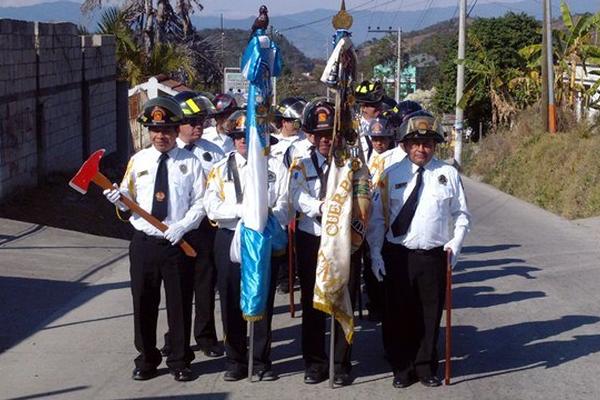 Socorristas desfilan en San Antonio La Paz para celebrar aniversario de estación. (Foto Prensa Libre: Hugo Oliva)