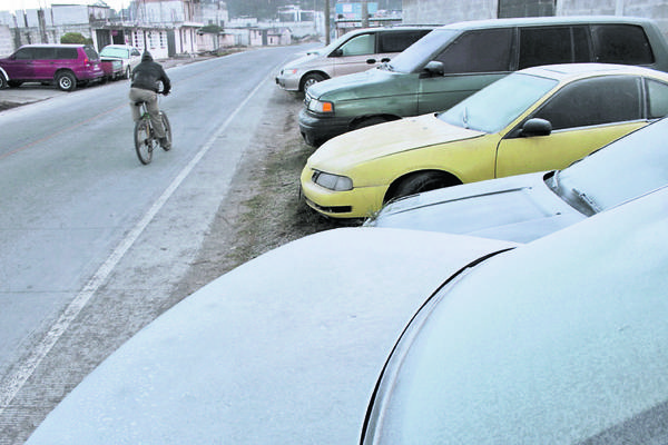 Vehículos, calles  y campos de cultivo en Quetzaltenango  quedaron cubiertos ayer por una capa de hielo que sorprendió a los pobladores. (Foto Prensa Libre: Carlos Ventura)