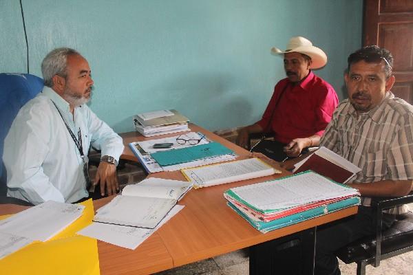 Líderes comunitarios de La Montaña, en la sede de la PDH de Jutiapa.