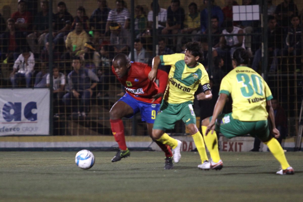 Darwin Oliva y Alex Pérez disputan el balón durante el encuentro de este miércoles. (Foto Prensa Libre: Jesús Cuque)