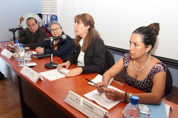 Autoridades de la PDH, de Conamigua y  la cooperación española,  durante la reunión con migrantes, en Antigua.