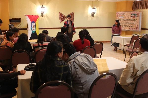 Los  participantes, en  el  acto  de clausura,   en la  sede  de la Academia de Lenguas Mayas.