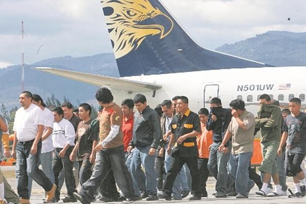 Un total de 27 mil 311 indocumentados guatemaltecos han sido deportados en lo que va del año. (Foto Prensa Libre: Archivo)