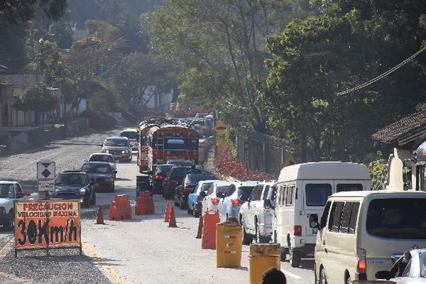 Automovilistas  que  desean ingresar  en  Antigua Guatemala,   deben  hacer largas filas, debido a los trabajos de pavimentación.