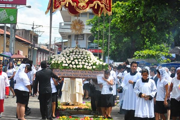 Católicas de Retalhuleu llevan en hombros al Corpus Christi. (Foto Prensa Libre: Jorge Tizol)<br _mce_bogus="1"/>