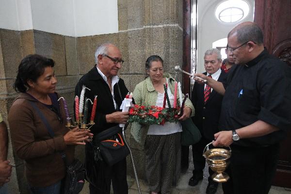 Fieles acuden a la Catedral Metropolitana a bendecir las coronas para el tiempo de Adviento.