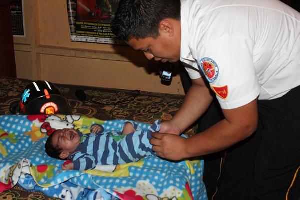 Bomberos Voluntarios rescataron al bebé y lo llevaron a Pediatría, del hospital nacional local. (Foto Prensa Libre: Mike Castillo)<br _mce_bogus="1"/>