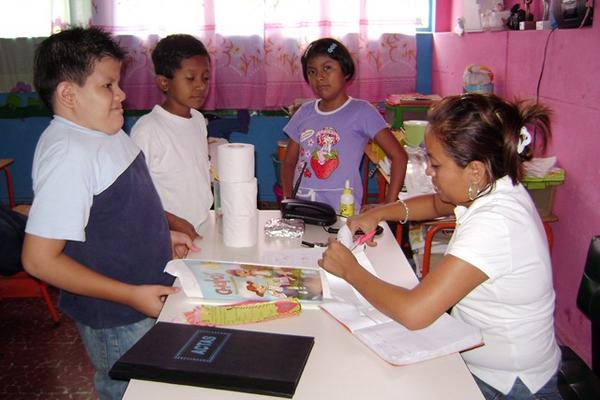 Sandra Cotón, docente y directora de la escuela Camaene, en la cabecera de Reu, enseña manualidades a estudiantes. (Foto Prensa Libre: Rolando Miranda)