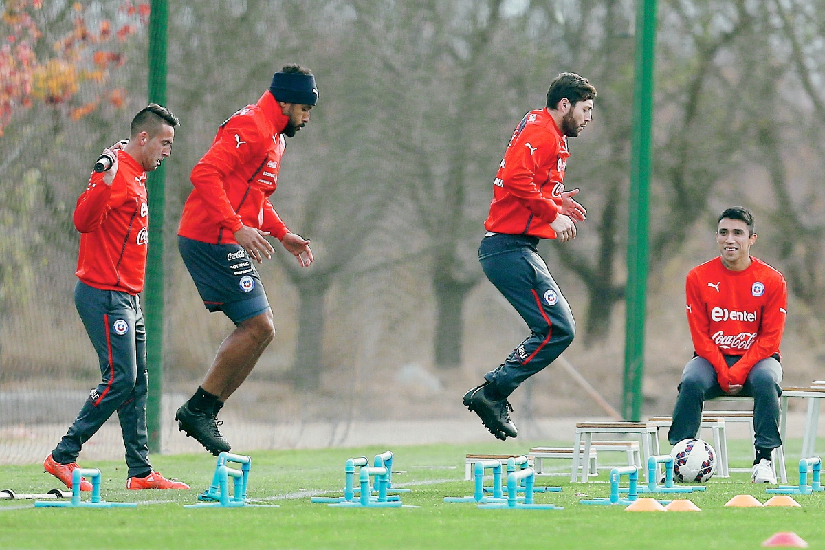 Jugadores de la selección de futbol de Chile entrenaron este lunes 25 de mayo de 2015, en el complejo Monasterio Celeste, en Riquinoa, localidad distante a 110 Km., al sur de Santiago de Chile (Chile). (Foto Prensa Libre: EFE)