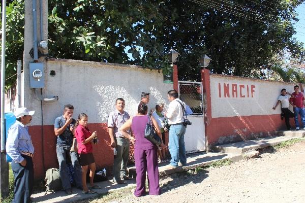 Familiares esperan   cuerpos  en Cuilapa.