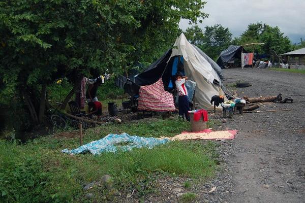 Familias viven  en champas, porque sus casas se hallan anegadas, en Ocós, San Marcos.