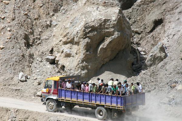 El tramo carretero por el cerro Los Chorros, cada año sufre daños por la lluvia, incomunicando Quiché con Alta Verapaz (Foto Prensa Libre: Archivo)<br _mce_bogus="1"/>