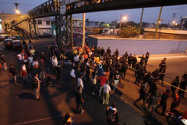 La Policía resguarda la escena del crimen. En la foto inserta, familiares de Ruiz lamentan su muerte.